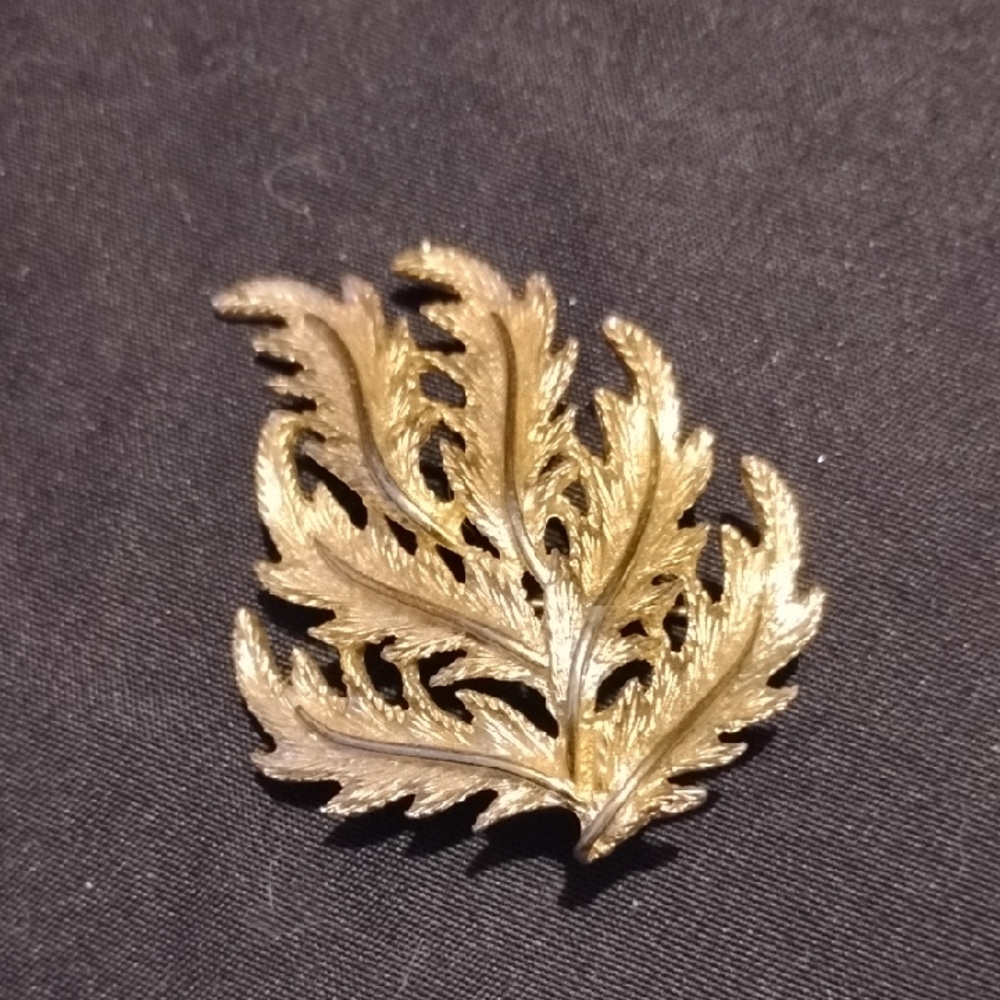 Elegant Gold Leaf Brooch